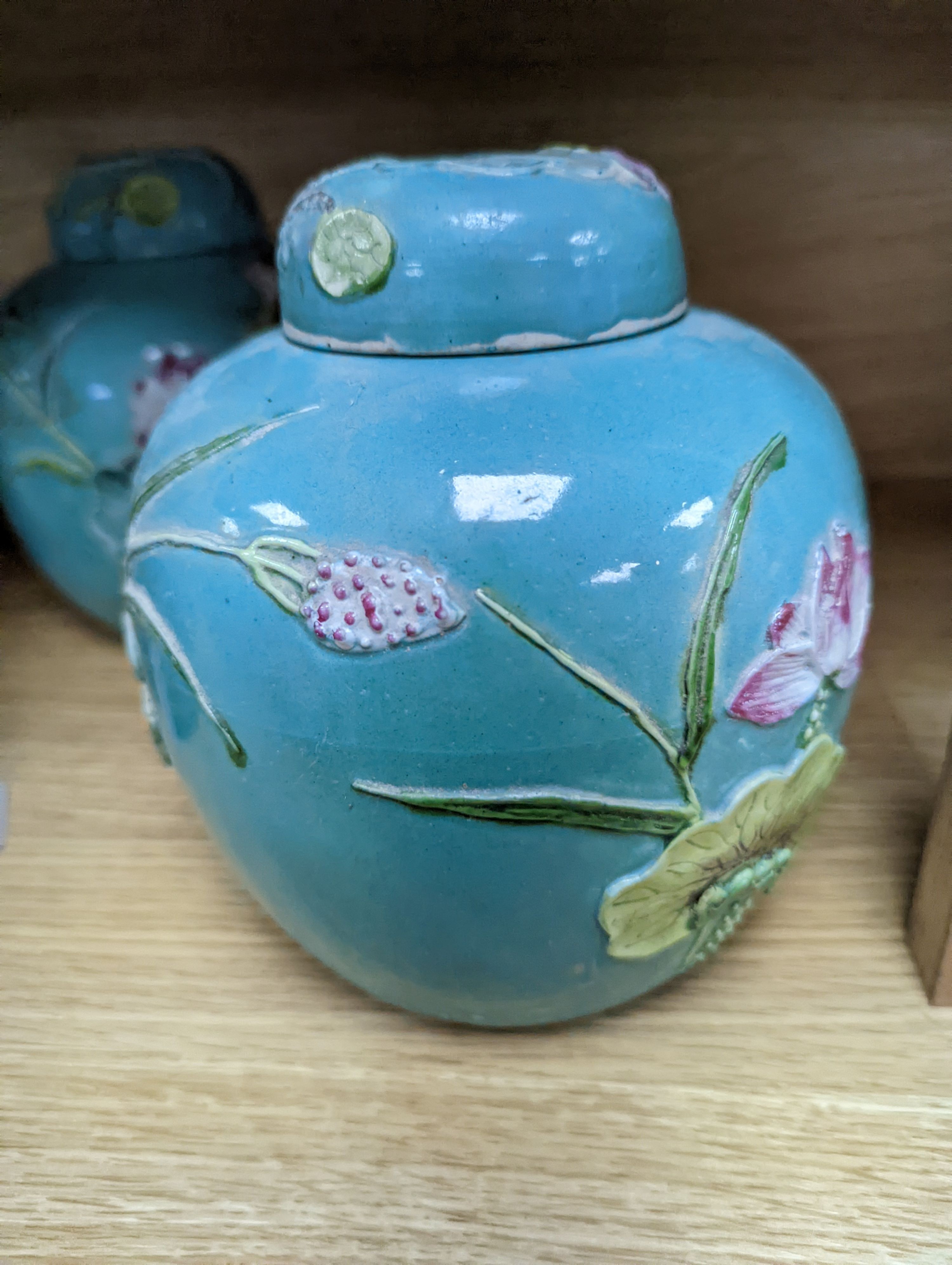 A pair of Chinese enamelled porcelain jars and covers, early 20th century, 17.5cm